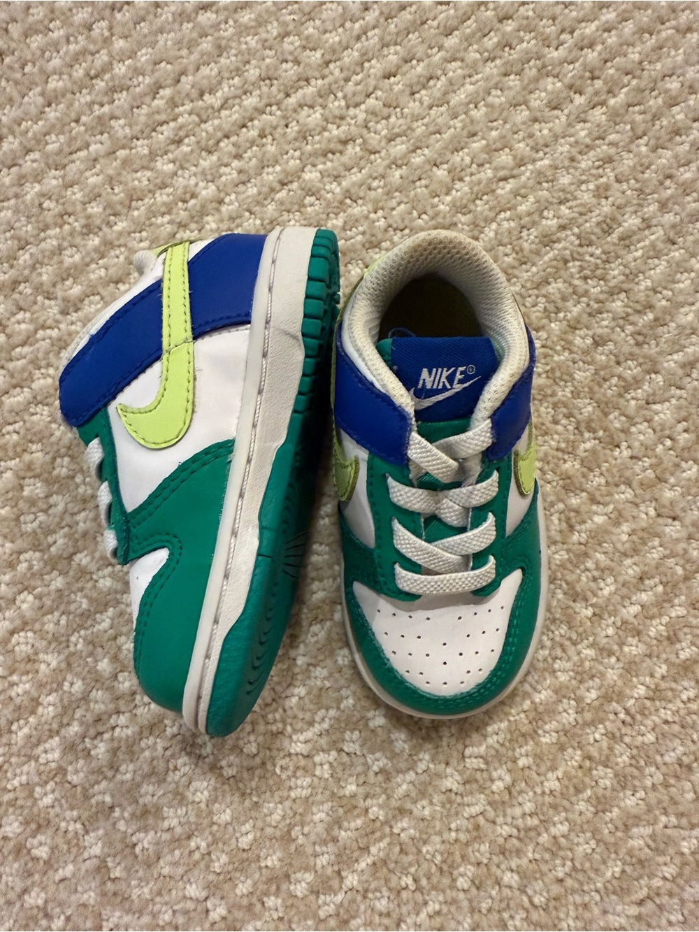 Nike Kids Low-Top Sneakers in White, Green & Blue 5C